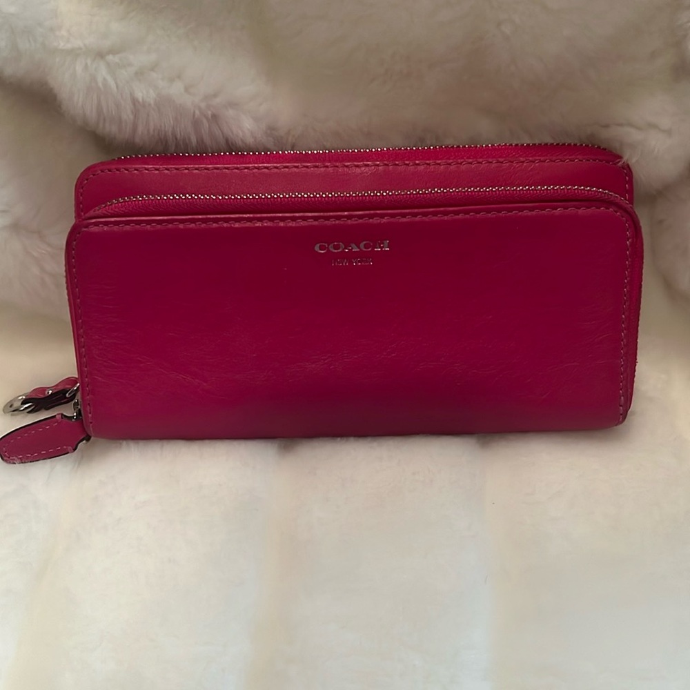 🩷COACH HOT PINK WALLET 🩷 Double Zipper as seen. Outside zipper in front. 🩷